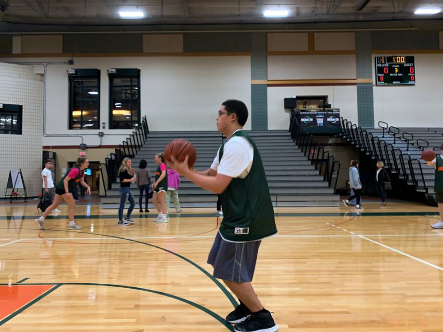 Photo: Ryder Pieshoff shooting in basketball