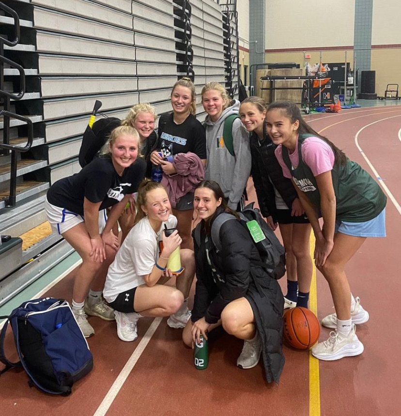 Seniors+Carly+Hedstrom%2C+Jessie+Ianelli%2C+and+Kiki+Fossbender+pose+with+underclassmen+at+open+gym+to+get+ready+for+the+season.+