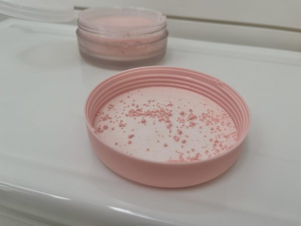 The setting powder initially dispenses with a pebble-like consistency.